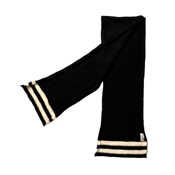 CHANEL Black & White Fur Scarf with Iconic Logo Pocket - Picture 5 of 16
